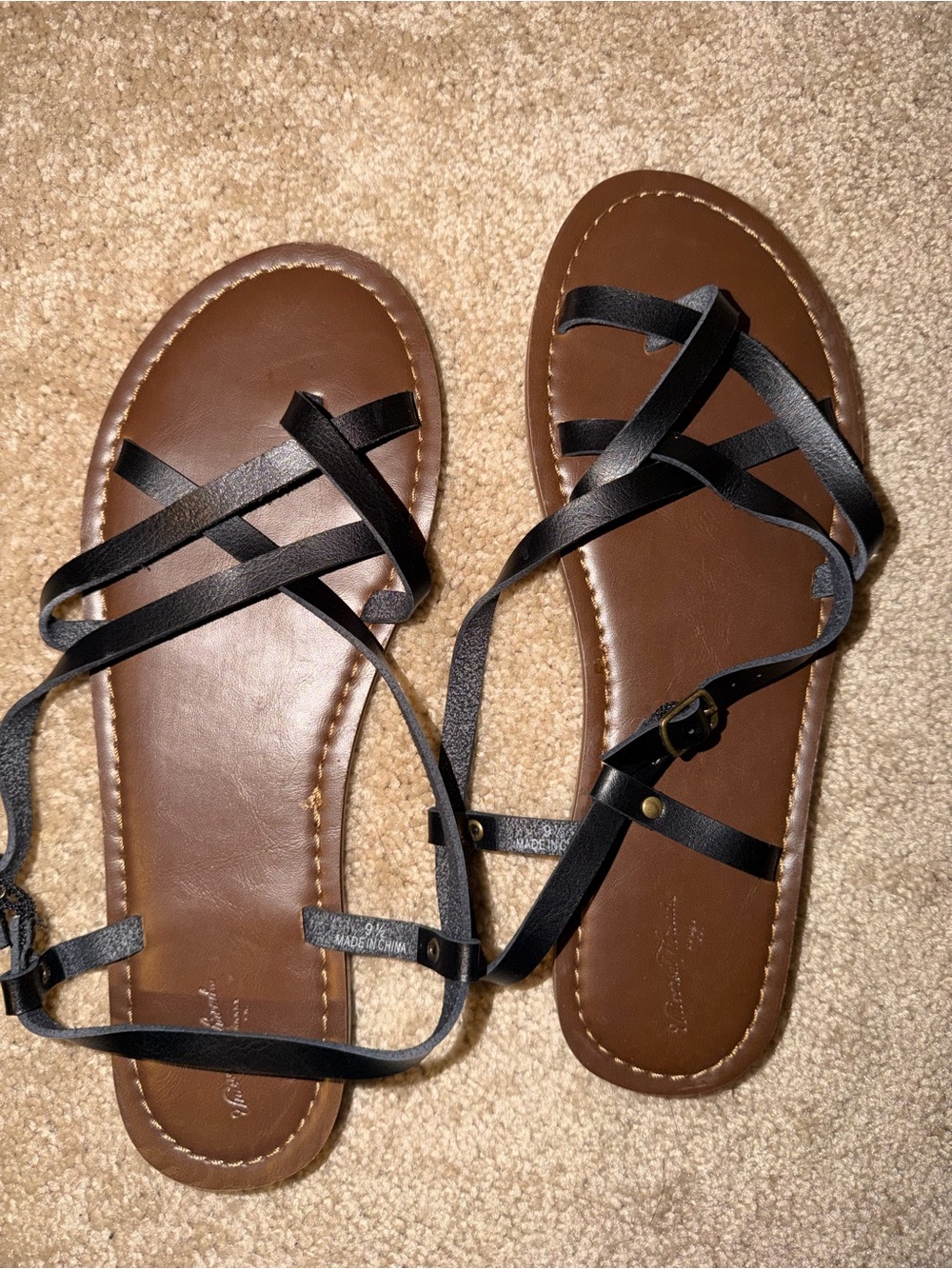 Universal Thread Black Strappy Flat Sandals with Brown Footbed